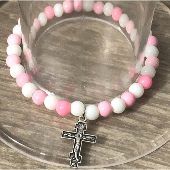 Stretch rosary bracelet handmade with pink and white round beads - Picture 3 of 5